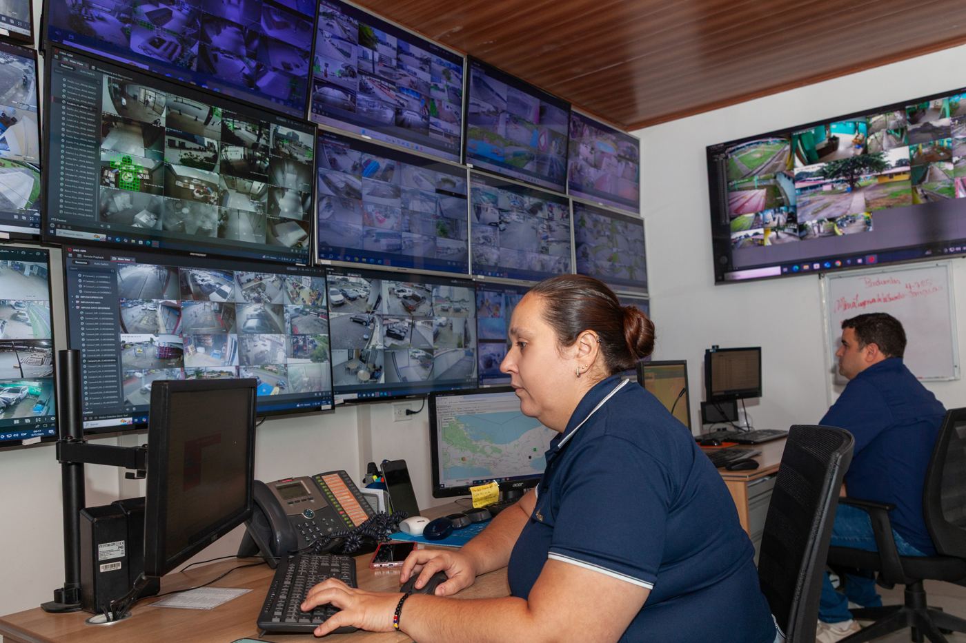 Operadores en la central de monitoreo