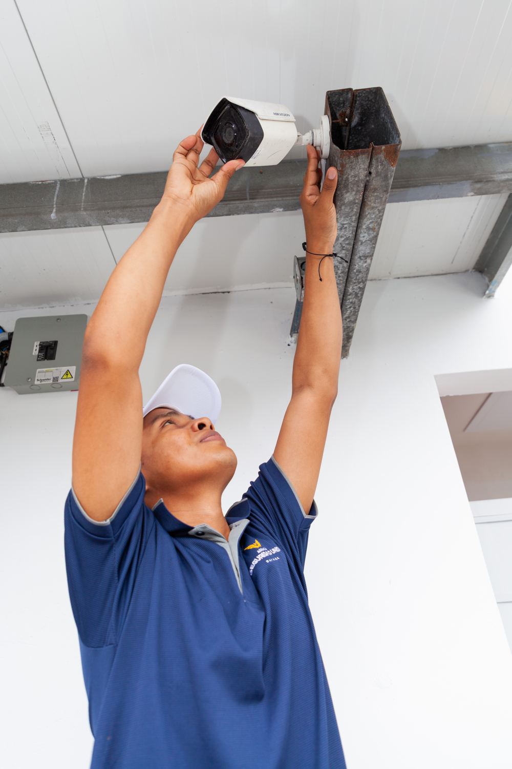 Técnico de Setronic instalando una cámara